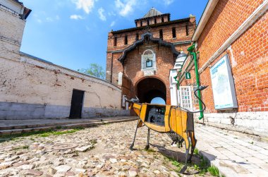 Kolomna, Rusya - 7 Temmuz 2020: Kolomna Kremlin 'in Pyatnitsky Kapısı yanındaki inek şeklinde sanat kurulumu