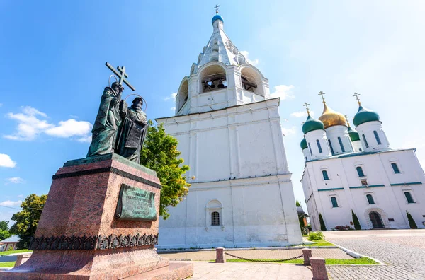 ロシア コロンナ 2020年7月7日 スラヴ人啓蒙家への記念碑コロンナ クレムリンの大聖堂広場のシリルとメトディウス — ストック写真