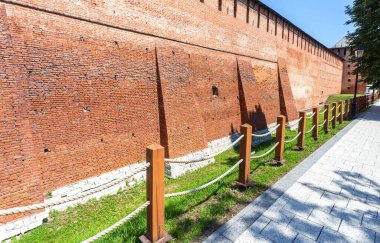 Ortaçağ Kolomna Kremlin 'inden kırmızı tuğla duvar. Rus tarihi, turistik yerler ve antik mimari