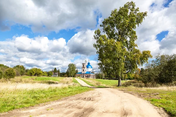 Krajobraz Wiejski Cerkwią Drogą Samotną Brzozą Okresie Letnim — Zdjęcie stockowe
