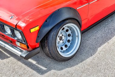 Samara, Rusya - 18 Mayıs 2019: Düşük profilli lastikli otomotiv tekerli Lada aracı. En düşük araba süspansiyonu, en küçük yer temizliği