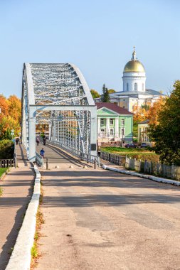 Borovichi, Rusya - 27 Eylül 2020: Rusya 'da ilk kez güneşli bir yaz gününde Msta nehri boyunca çelik kemer köprüsü 