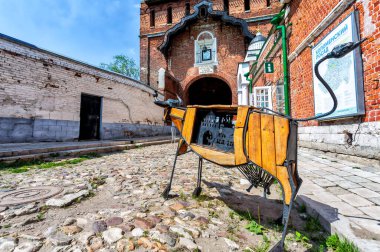 Kolomna, Rusya - 7 Temmuz 2020: Kolomna Kremlin 'in Pyatnitsky Kapısı yanındaki ahşap inek şeklinde sanat kurulumu