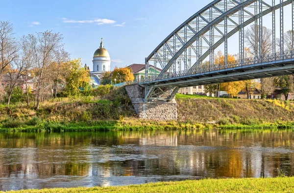 ロシア初の日当たりの良い夏の日にMsta川を渡る鋼アーチ橋 1905年に建てられました ロシアのボロビチ — ストック写真