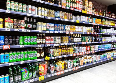 Samara, Rusya - 8 Ekim 2020: Çeşitli düşük alkollü içecekler. Farklı bira kutuları ve soğuk taze bira süpermarkette satılmaya hazır.
