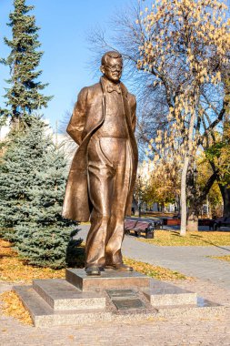 Samara, Rusya - 29 Ekim 2020: Sovyet besteci Dmitry Shostakovich 'in Bronz Anıtı. Yazar: Zurab Tsereteli