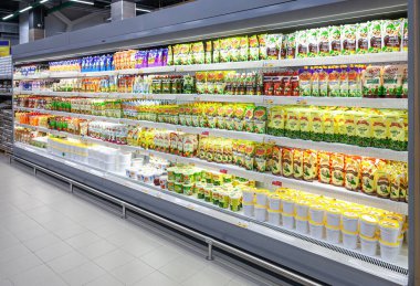Samara, Rusya - 2 Ocak 2017: Zincir hipermarketinde çeşitli paketlenmiş mayonez satışı 