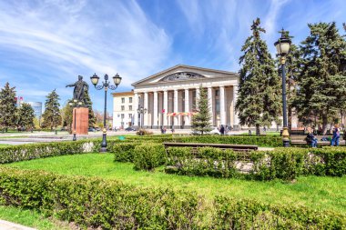 Samara, Rusya - 6 Mayıs 2018: Kültür Sarayı ve Sovyet devlet adamı S. M. Kirov anıtı