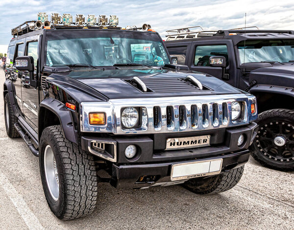 Самара, Россия - 18 мая 2019 года: Черные роскошные автомобили Hummer парковка на улице города в летний день