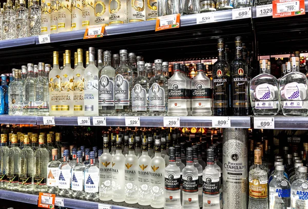 サマラ ロシア 2020年10月8日 スーパーマーケットの棚で販売する準備ができて様々なボトル入りの強いアルコール飲料 — ストック写真