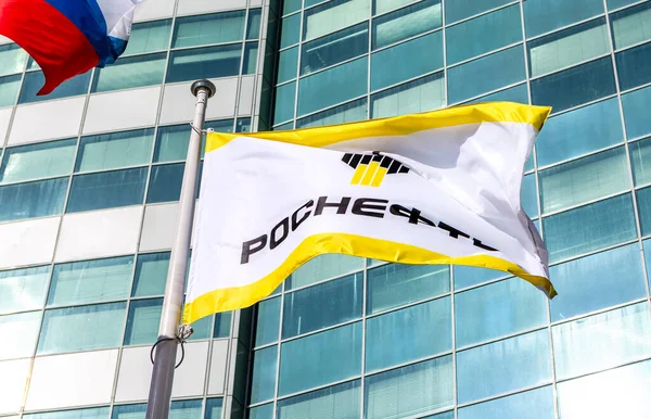 Samara Rusia Mei 2017 Bendera Perusahaan Minyak Rosneft Terhadap Gedung — Stok Foto