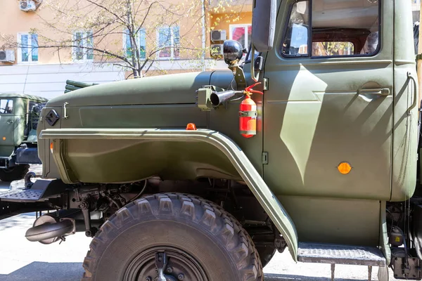 Samara, Rusya - 5 Mayıs 2018: Askeri bir Ural kamyonunun taksisine yangın söndürücü monte edildi