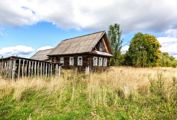 Verlaten Oud Landelijk Houten Huis Russisch Dorp Zomer Zonnige Dag — Stockfoto