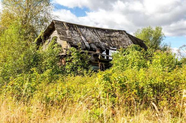 Abandonada Antigua Casa Rural Madera Pueblo Ruso Verano Día Soleado — Foto de Stock