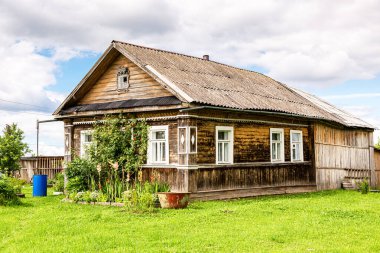 Borovichi, Rusya - 8 Ağustos 2020: Yazın güneşli bir günde Rus köyündeki tipik kırsal ahşap ev