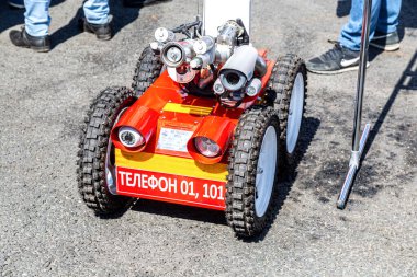 Samara, Rusya - 1 Mayıs 2019: İtfaiye robotu. Mobil otonom itfaiye aracı.