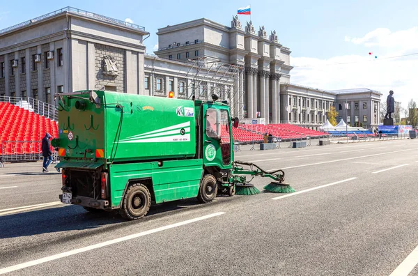 Samara Ryssland Maj 2019 Gatsopare Rengör Gatan Med Borstar Och — Stockfoto