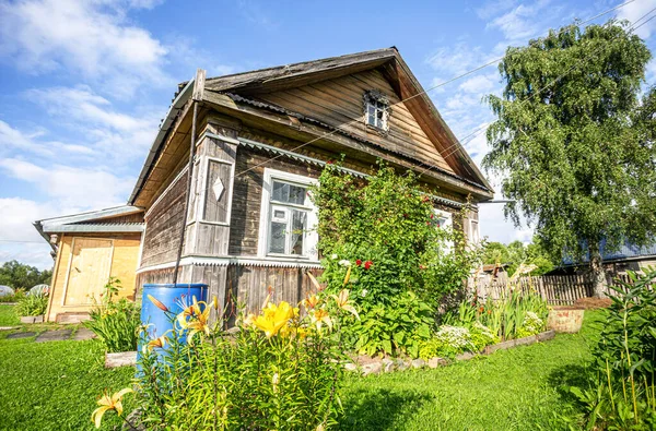 Típica Casa Rural Madera Pueblo Ruso Con Flores Decorativas Frente — Foto de Stock