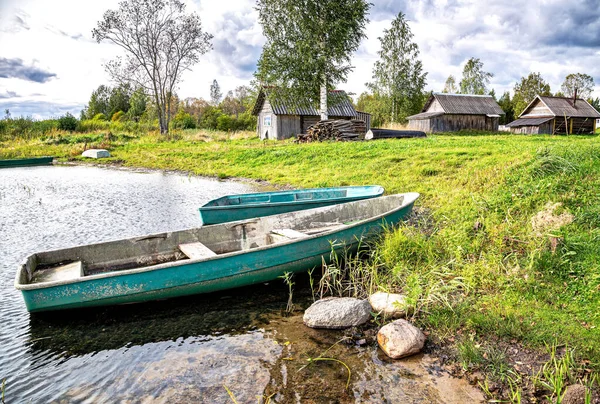 Fiskebåtar Stranden Sjön Sommaren Nordliga Ländernas Karaktär — Stockfoto