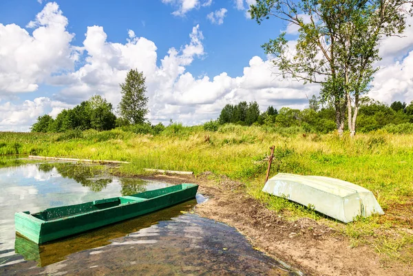 Gamla Spruckna Fiskebåtar Sjön Sommaren Solig Dag Nordliga Ländernas Karaktär — Stockfoto