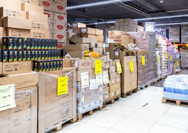 Samara, Rusya - 30 Ekim 2020: Perakende indirimci Svetofor 'un içi. Rusya 'da gıda, mobilya ve ev eşyaları satan bir mağaza.