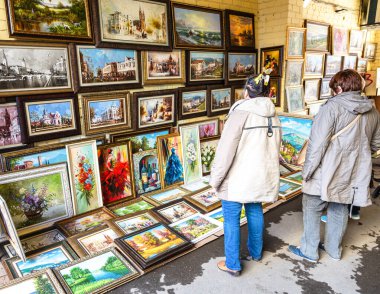 Samara, Rusya - 4 Mayıs 2019: Güneşli bir günde Leningradskaya Caddesi 'nde satılık tablolar
