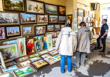 Samara, Rusya - 4 Mayıs 2019: Güneşli bir günde Leningradskaya Caddesi 'nde satılık tablolar