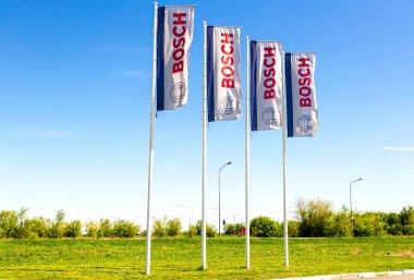 Samara, Rusya - 14 Mayıs 2020: Bosch şirketinin bayrakları mavi gökyüzüne karşı. Robert Bosch LLC çok uluslu bir mühendislik ve elektronik şirketidir.