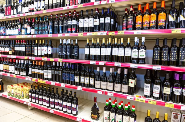 Samara Rusya Ekim 2020 Çeşitli Alkollü Içecekler Süpermarkette Farklı Şaraplar — Stok fotoğraf