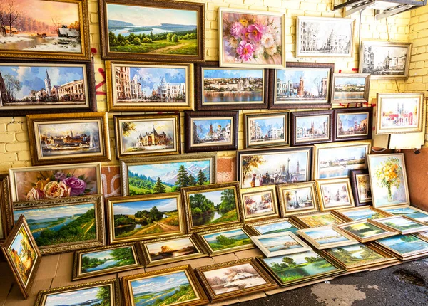 俄罗斯萨马拉 2019年5月4日 在阳光普照的列宁格拉德斯卡亚街上出售的绘画作品 — 图库照片