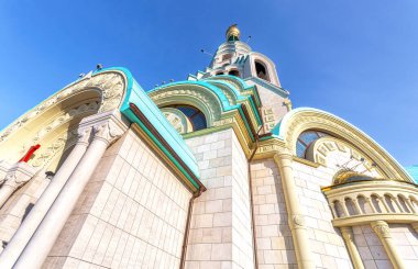 Tanrı 'nın Bilgeliği Katedrali Samara, Rusya' da mavi gökyüzüne karşı