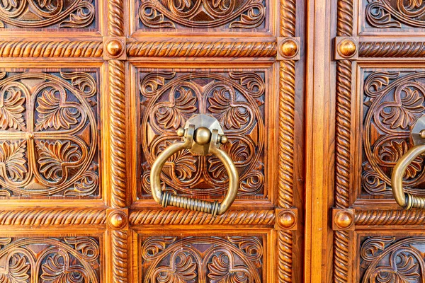 Ξύλινη Πόρτα Χερούλι Πόρτας Από Μπρούντζο Πόρτα Μπρούτζινο Στήθος Είσοδος — Φωτογραφία Αρχείου