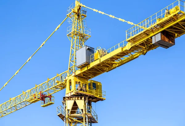 Guindaste Torre Construção Contra Fundo Céu Azul — Fotografia de Stock