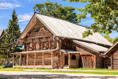 Novgorod, Rusya - 23 Temmuz 2014: Yazın güneşli bir günde Rus köyünde geleneksel retro ahşap ev