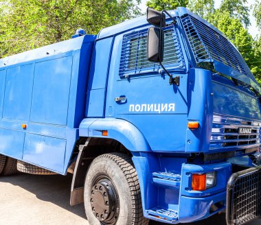 Samara, Rusya - 28 Mayıs 2016: Rus polis ağır kamyonu Kamaz gösterileri dağıtmak için