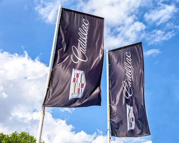 Samara Rusko Května 2016 Dealership Flags Cadillac Blue Sky Cadillac — Stock fotografie