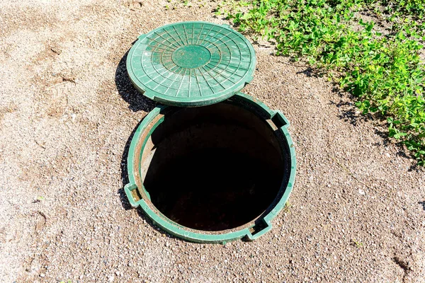 带绿色塑料封盖的农村化粪池 污水系统的无担保排水孔 — 图库照片