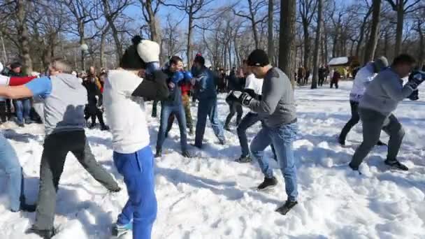 ロシアのサマラ 2020年3月1日 ロシアのシュロフタイド マレニツァの祭りでのフィチュアの戦い マレニツァ Maslenitsa 古代スラヴ人の祝日 — ストック動画