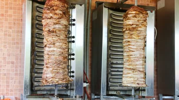 Het Koken Van Traditioneel Fastfood Doner Kebab Vlees Een Roterende — Stockvideo