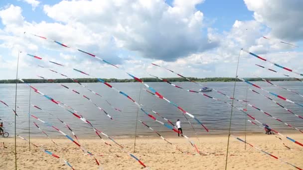 Samara Ryssland September 2018 Festliga Färgglada Flaggor Sandstranden Solig Dag — Stockvideo