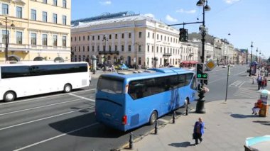 Saint Petersburg, Rusya - 10 Ağustos 2018: Güneşli yaz gününde Nevsky Prospet 'e (St. Petersburg, Rusya' nın ana caddesi) bakın