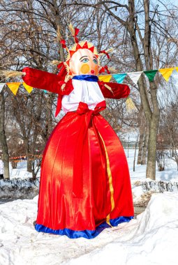 Samara, Rusya - 18 Şubat 2018: Rusya 'da Shrovetide Tatili. Tek kullanımlık Shrovetide bebeği kış veda festivali Maslenitsa 'da yakılmaya hazır.