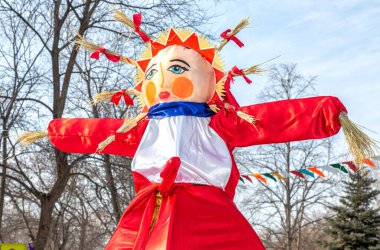 Samara, Rusya - 18 Şubat 2018: Rusya 'da Shrovetide Tatili. Tek kullanımlık Shrovetide bebeği kış veda festivali Maslenitsa 'da yakılmaya hazır.