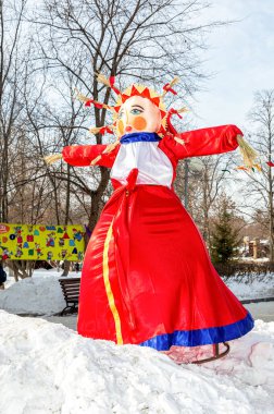 Samara, Rusya - 18 Şubat 2018: Rusya 'da Shrovetide Tatili. Tek kullanımlık Shrovetide bebeği kış veda festivali Maslenitsa 'da yakılmaya hazır.