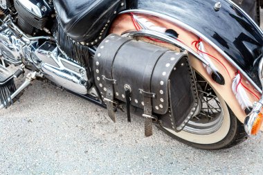 Samara, Rusya - 18 Mayıs 2019: Deri motosiklet çantası. Deri Eyer Çantalı Motosiklet Bagajı