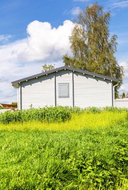 Yazın kırsal kesimde güneşli bir günde Finlandiya 'da ahşap ev