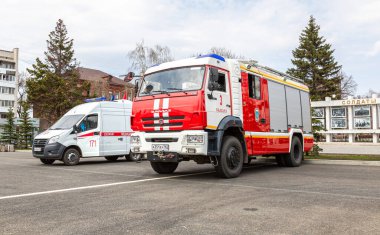 Samara, Rusya - 1 Mayıs 2018: Ambulans arabası ve itfaiye aracı caddeye park edildi