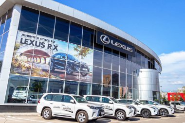 Samara, Rusya - 3 Eylül 2017: resmi satıcı Lexus 'un binası. Lexus, Japon otomobil üreticisi Toyota Motor Şirketi 'nin lüks araç bölümüdür.