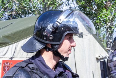 Samara, Rusya - 9 Ekim 2017: Koruyucu miğferli, gözlüklü ve polis üniformalı özel kuvvetler askeri