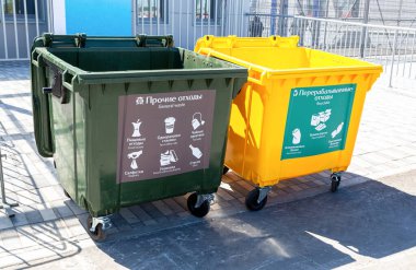 Samara, Rusya - 17 Haziran 2018: Çöp konteynırları açıldı. Şehir caddesinde ayrı çöp konteynerleri